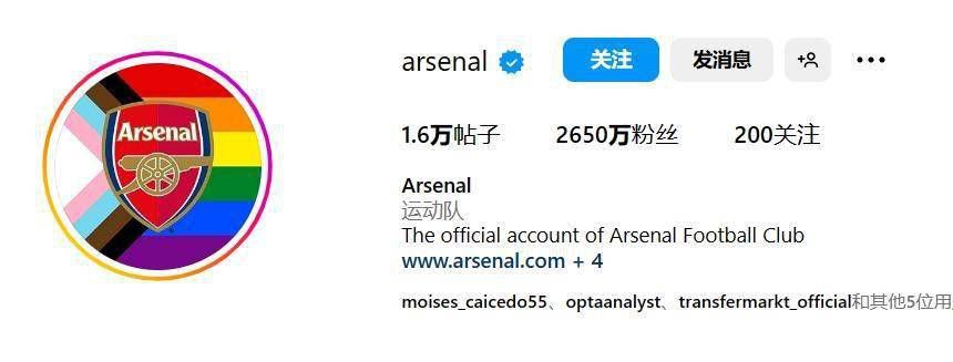 在床上打扑克