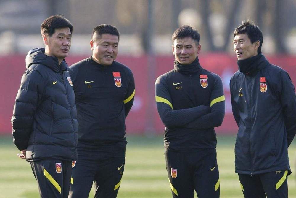 饭桌之下